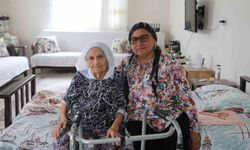 98 Yaşındaki Şemsi Teyze'nin Evinin Yoluna Yeni Parke Taşı Döşendi