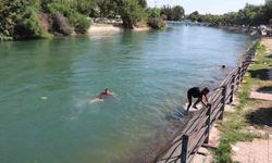 Adana'nın Kavurucu Sıcaklarında Gençler Kanalda Yüzdü