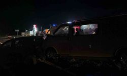 Afyonkarahisar'da trafik kazası: Kamyonet ve otomobil çarpıştı, 11 yaralı