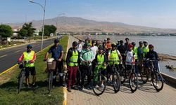 Ahlat'ta 30 bisikletli, 90 kilometre pedal çevirerek tarihi mirası keşfetti
