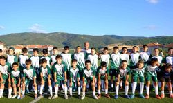 Akdağmadeni Yaz Futbol Okulu'nda 60 genç sporcuya malzeme yardımı
