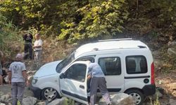 Alanya'da kaza: Şarampole yuvarlanan araçta 3 kişi yaralandı