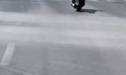 Alanya'da Motosikletlinin Akrobatik Gösterisi Kameraya Yansıdı