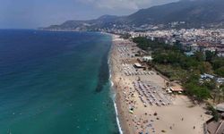 Alanya'da tatilciler güneşli havanın keyfini çıkarıyor