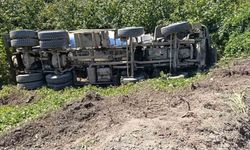 Alaplı'da beton mikserinin şarampole devrilmesi sonucu sürücü yaralandı
