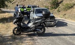 Alçılı koluyla motosiklet süren sürücü kaza yaptı