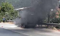 Alevler içinde kalan araç kullanılamaz hale geldi