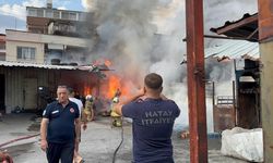Alevlerin yükseldiği iş yeri yangını evlere sıçramadan kontrol altına alındı