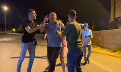 Alkollü sürücü, gazetecilere mermer fırlattı