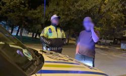 Alkollü sürücü, polis aracına binerken kapıları karıştırdı