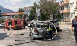 Amasya'da hareket halindeki otomobil alev aldı