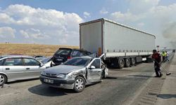 Anız yangını zincirleme kazaya yol açtı: 13 araç çarpıştı