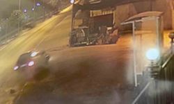 Antalya'da ilginç olay: hafif ticari araç dükkana çarptı, sürücü özür diledi