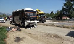 Antalya'da midibüse tır çarptı: 11 kişi yaralandı