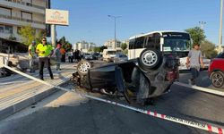 Antalya'da otomobil refüje çarparak takla attı: 2 yaralı