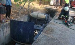 Antalya'da otomobil sulama kanalına devrildi, sürücü yaralandı