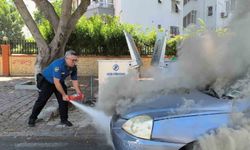 Antalya'da yanarak alev alan araca hızlı müdahale