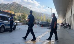Araç parkı yüzünden komşuların bıçaklı kavgası: Baba ve oğlu yaralandı