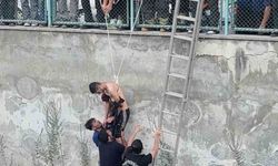 Arkadaşının kurtardığı genç, itfaiye tarafından güvenle çıkarıldı