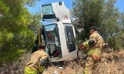 Arsuz'da devrilen kamyon sürücüsü hastaneye kaldırıldı