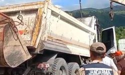 Asfalt yüklü kamyon devrildi: Ardahan-Posof karayolu trafiğe kapandı