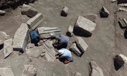 Aspendos'ta 1800 yıllık sağlık tanrısının dev heykeli keşfedildi