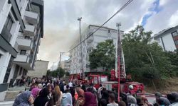 Avcılar'da iki bitişik binayı tehdit eden çatı yangını