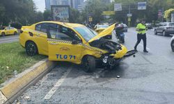 Bakırköy'de Ticari Taksi ile Otomobil Çarpıştı: 1 Yaralı