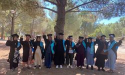 Balıkesir'de kadınlar okuma yazma diplomasını gururla aldı