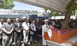 Balıkesir'de trafik kazasında hayatını kaybeden 14 yaşındaki kız çocuğu toprağa verildi