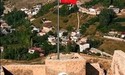 Bayburt Kalesi'nde Yenilenen Türk Bayrağı Dalgalanıyor