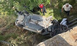 Bayburt'ta düğün aracı dereye devrildi
