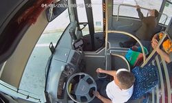 Belediye otobüsünde yaşanan sağlık krizi anları kamerada