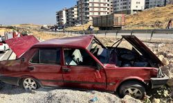 Besni'de direksiyon hakimiyeti kaybı: Otomobil şarampole devrildi