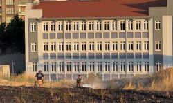 Beylikdüzü'nde otluk alanda yangın paniği: Alevler yerleşime yaklaştı