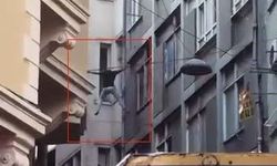 Beyoğlu'nda intihar girişimi: Elektrik tellerinden düşen şahıs hava minderine indi