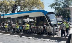 Beyoğlu'nda Tramvay Raydan Çıktı, Yolcular Güvenli Bir Şekilde Tahliye Edildi