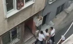 Beyoğlu'ndaki berber dükkanında fön kavgası, ev camları kırıldı