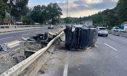 Bilecik'te otomobil bariyerlere çarptı: 3 kişi yaralandı