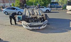Bingöl'de trafik kazası: Ters dönen araçta 3 yaralı