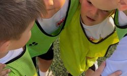 Bolu'da minik futbolcuların taktik görüşmesi neşeye neden oldu