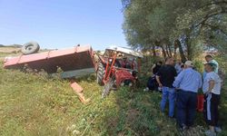 Buğday Yüklü Traktör Devrildi, Sürücü Hastaneye Kaldırıldı
