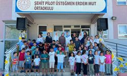 Burhaniye'de kadın muhtar, öğrencilere özel ikramlar sundu