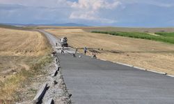 Büyük Pirveli Köyü'nde Beton Yol Yapım Çalışmaları Devam Ediyor