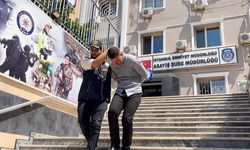 Camide namaz kılan vatandaşın 450 bin TL'lik çantası çalındı, şüpheli yakalandı