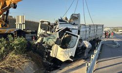 Çanakkale'de kamyon bariyerlere çarptı: 2 kişi hayatını kaybetti