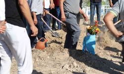 Cenazede acı veda: Güney'in kundağı mezar taşına sarıldı