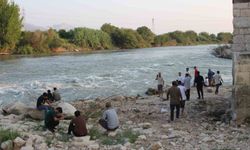 Ceyhan Nehri'nde serinlemek isteyen iki çocuk kayboldu