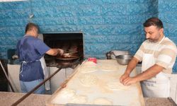Cizre'de fırın ustaları, 80 derecede ekmek pişiriyor