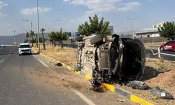 Cizre'de kaza: Elektrik direğine çarpan otomobil yan yattı